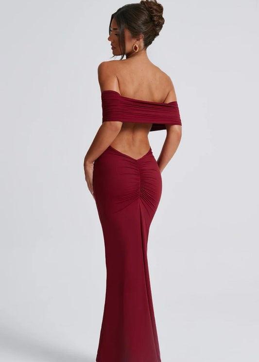 Vestido vinotinto, cuello bandeja escote en la espalda