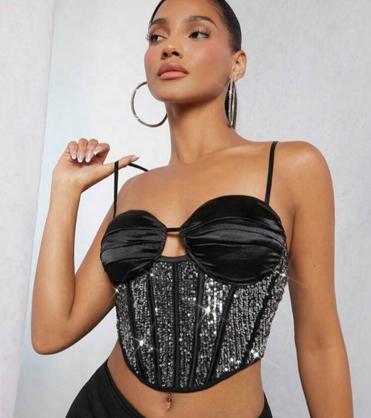 Crop top con lentejuelas y abertura delantera