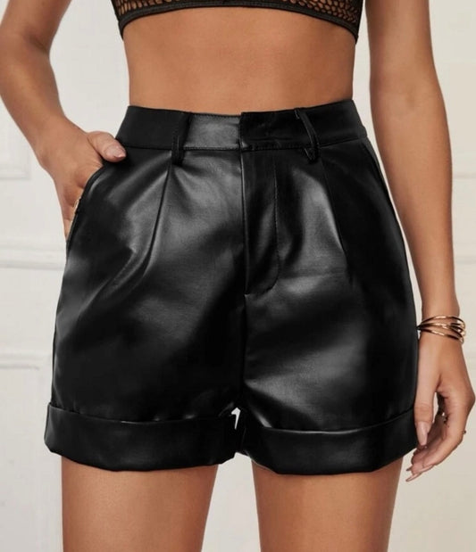 Short en cuerina tiro alto