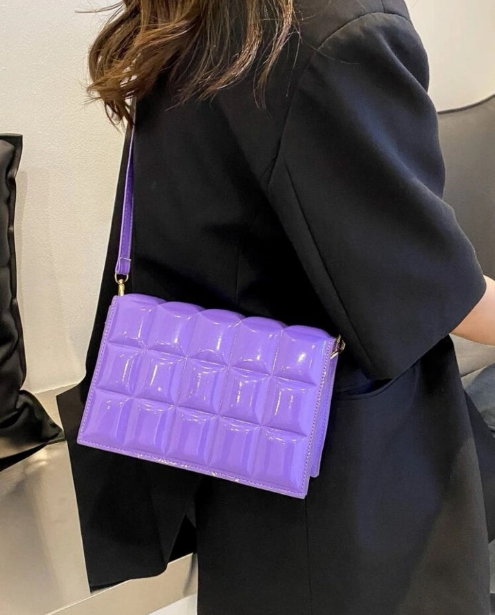 Bolso de cuadros en relieve con solapa