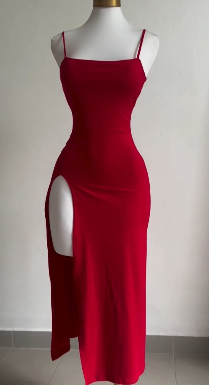 Vestido rojo con abertura