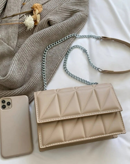 Bolso beige con cadena metálica