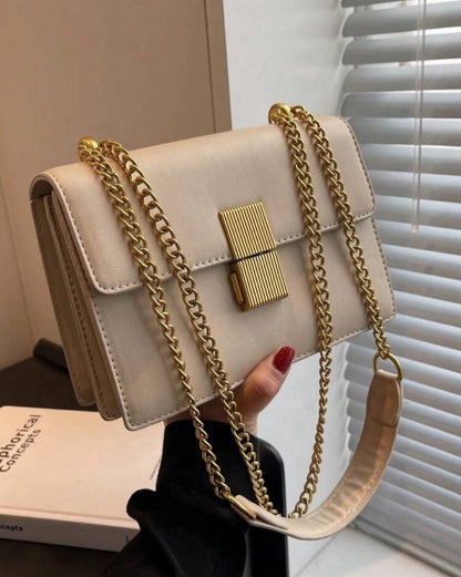 Bolso con solapa acolchada y con cadena de metal
