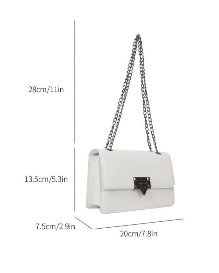 Bolso blanco con cadena de metal