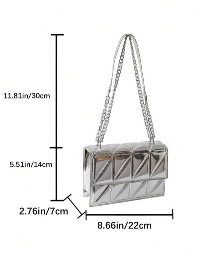Bolso cuadrado con cadena metálica