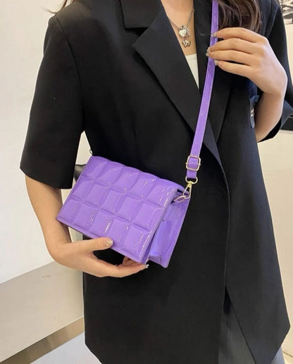 Bolso de cuadros en relieve con solapa