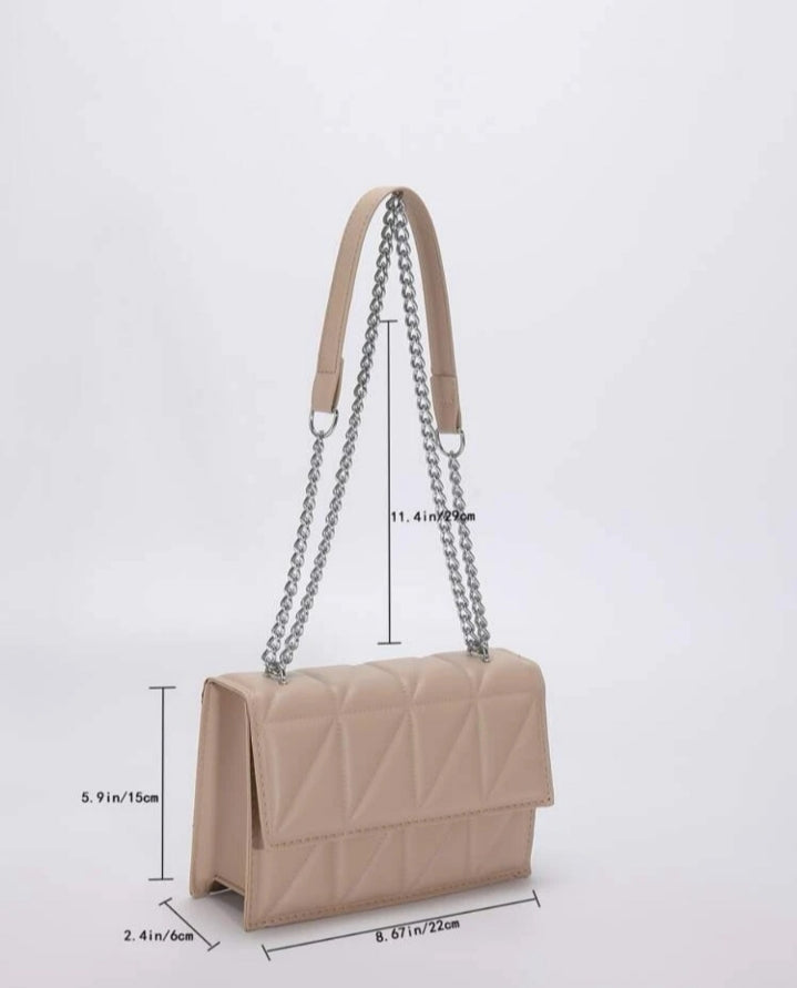 Bolso beige con cadena metálica