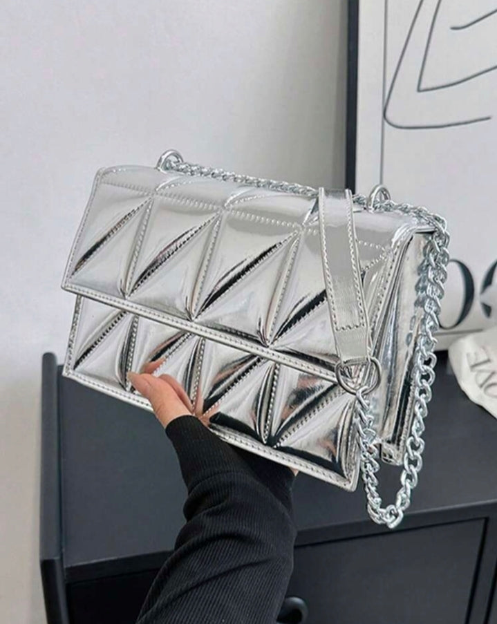 Bolso cuadrado con cadena metálica