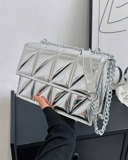 Bolso cuadrado con cadena metálica