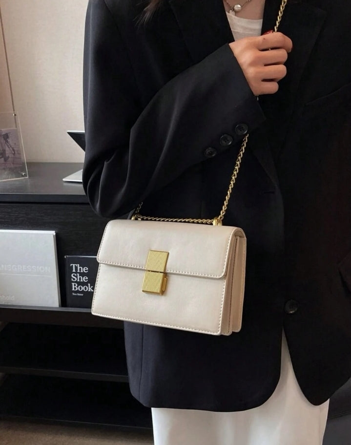Bolso con solapa acolchada y con cadena de metal
