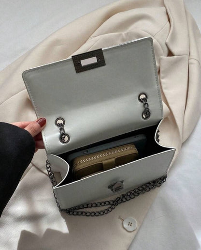 Bolso blanco con cadena de metal