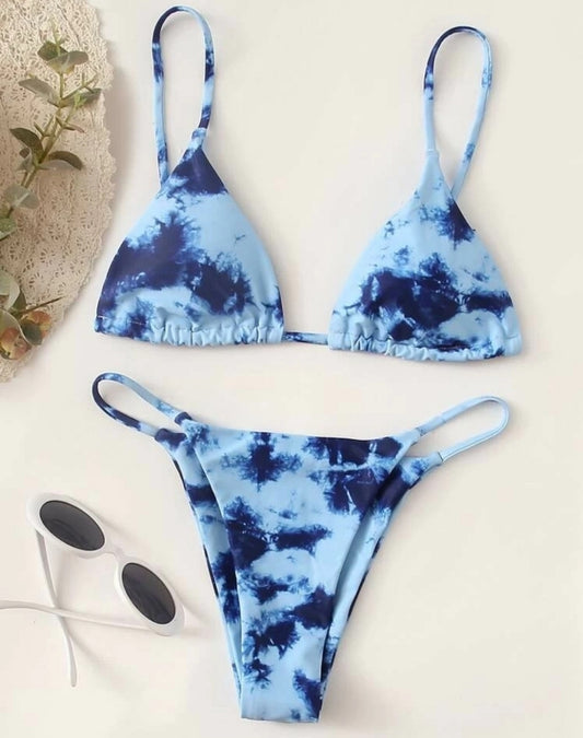 Bikini azul cielo, estampado de mármol