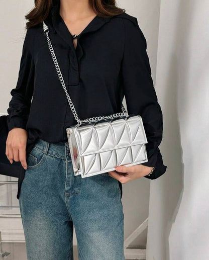 Bolso cuadrado con cadena metálica