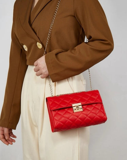 Bolso con cadena rojo