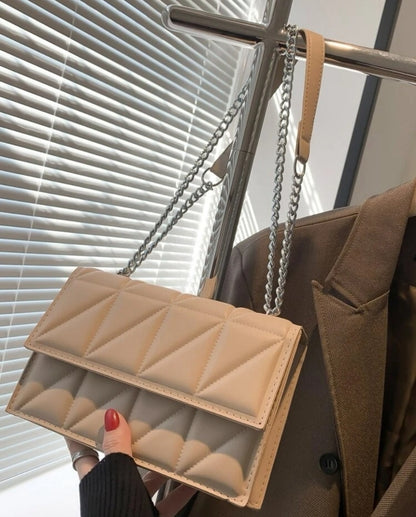 Bolso beige con cadena metálica