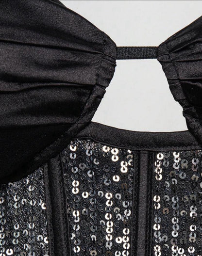 Crop top con lentejuelas y abertura delantera