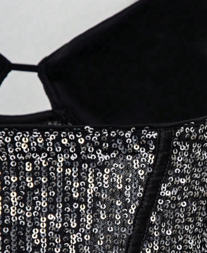 Crop top con lentejuelas y abertura delantera