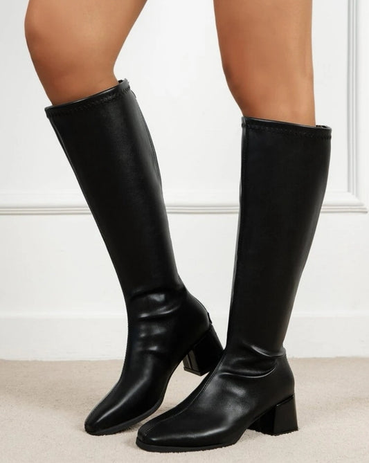 Botas negras elegantes, estilo clásico con punta cuadrada y tacón grueso