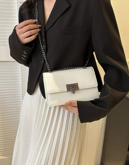 Bolso blanco con cadena de metal