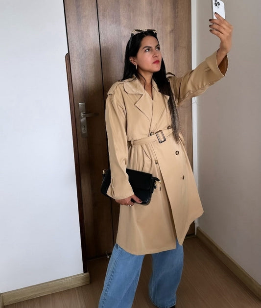 Gabardina con cinturón y doble dotonadura con cuello de solapa