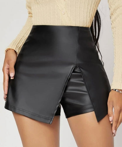 Falda short en cuerina