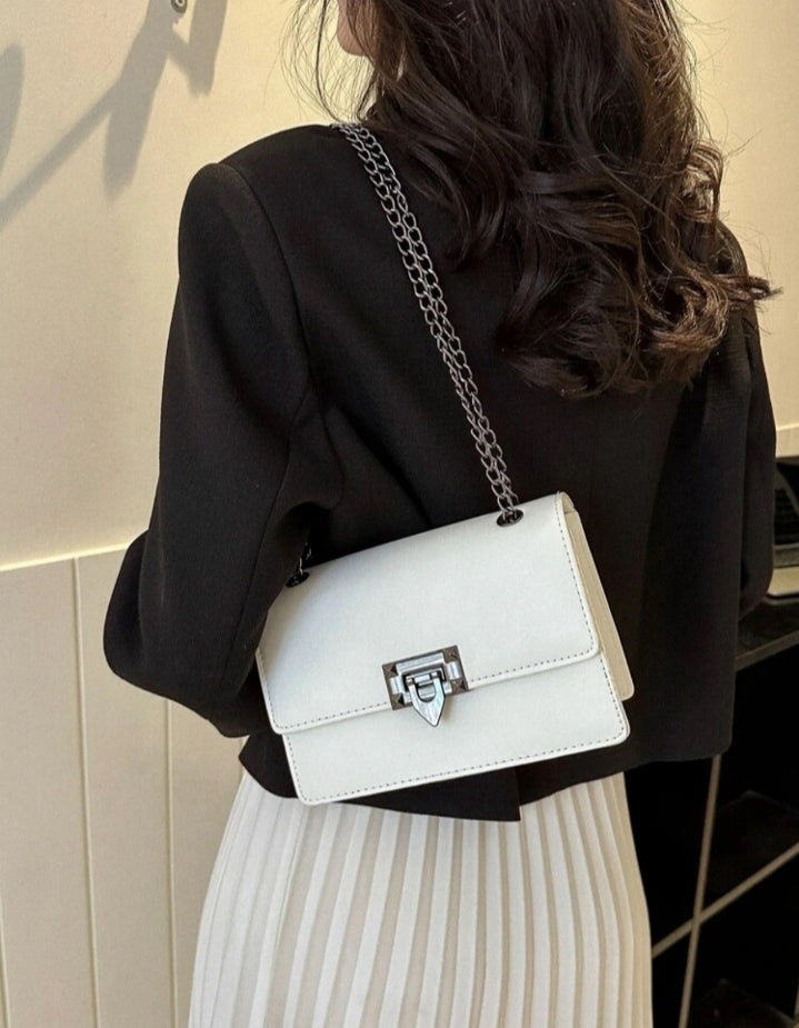 Bolso blanco con cadena de metal