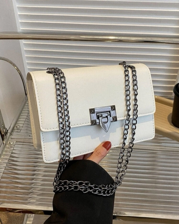 Bolso blanco con cadena de metal