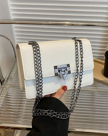Bolso blanco con cadena de metal
