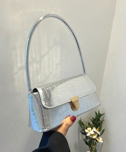 Bolso metalizado con hebilla