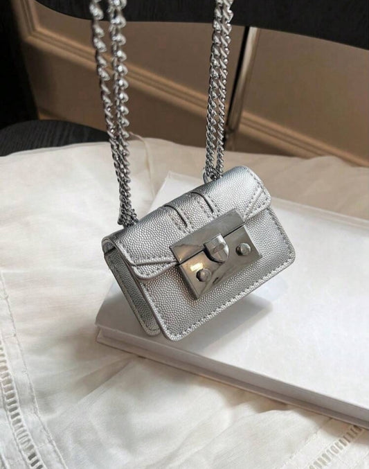 Bolso mini plateado con correa de cadena