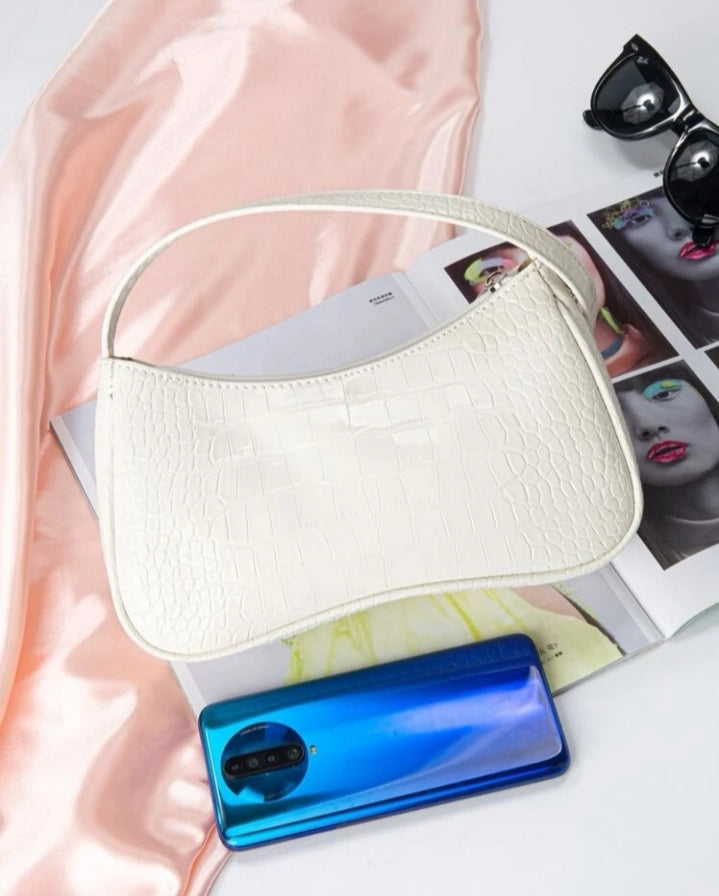 Bolso baguette de solapa y cadena