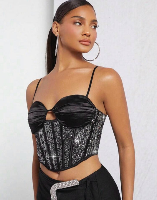 Crop top con lentejuelas y abertura delantera