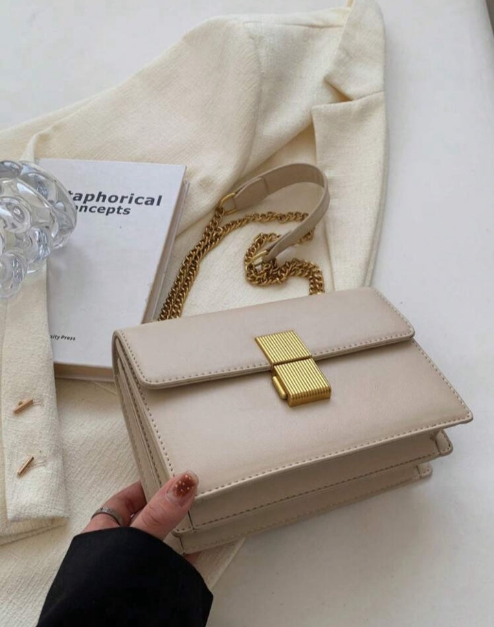 Bolso con solapa acolchada y con cadena de metal