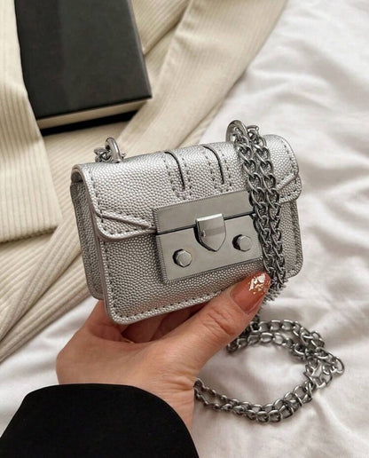 Bolso mini plateado con correa de cadena