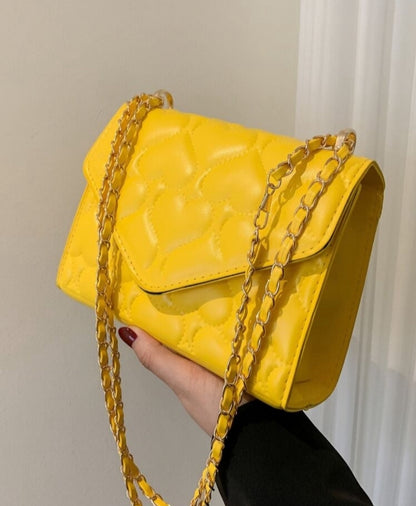 Bolso cuadrado con relieve