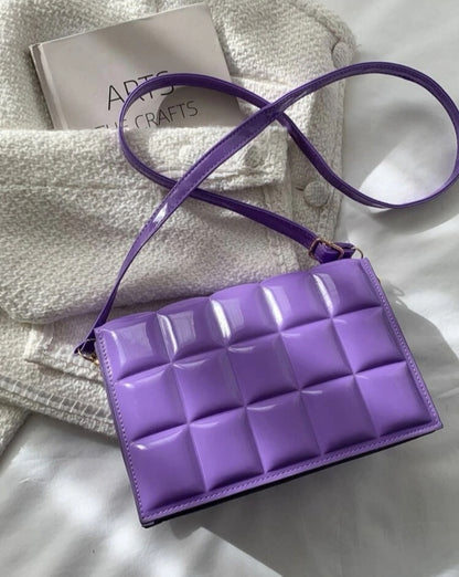 Bolso de cuadros en relieve con solapa