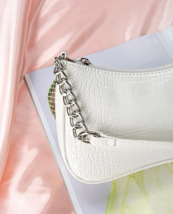 Bolso baguette de solapa y cadena
