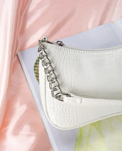 Bolso baguette de solapa y cadena