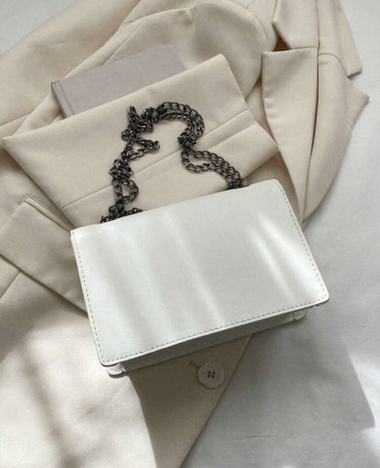 Bolso blanco con cadena de metal