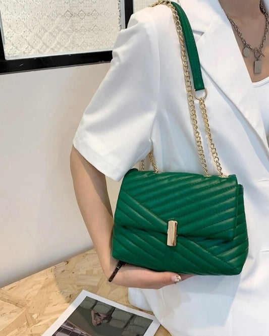 Bolso verde con solapa y cadena metálica