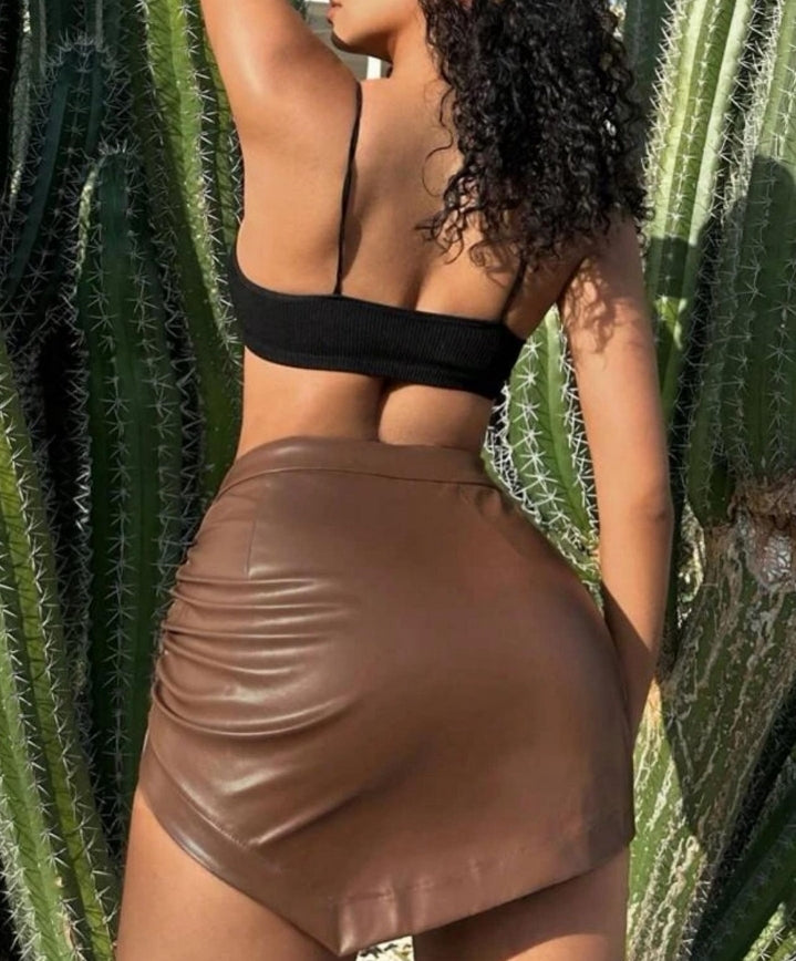 Falda en cuerina con resorte y asimétrica