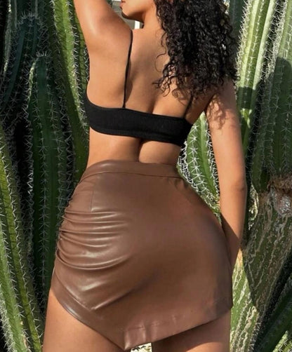 Falda en cuerina con resorte y asimétrica