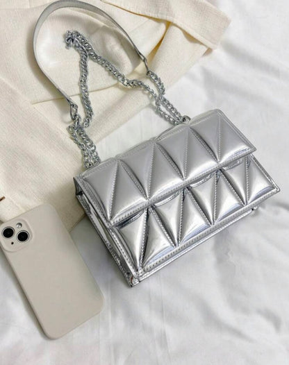 Bolso cuadrado con cadena metálica