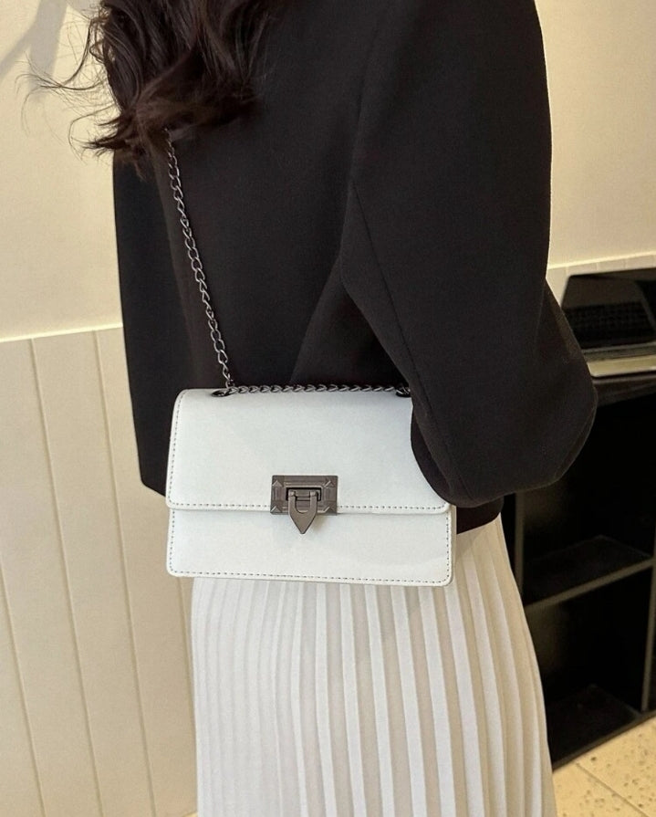 Bolso blanco con cadena de metal