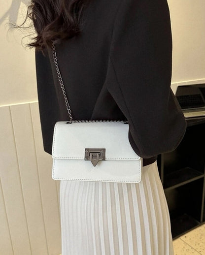 Bolso blanco con cadena de metal