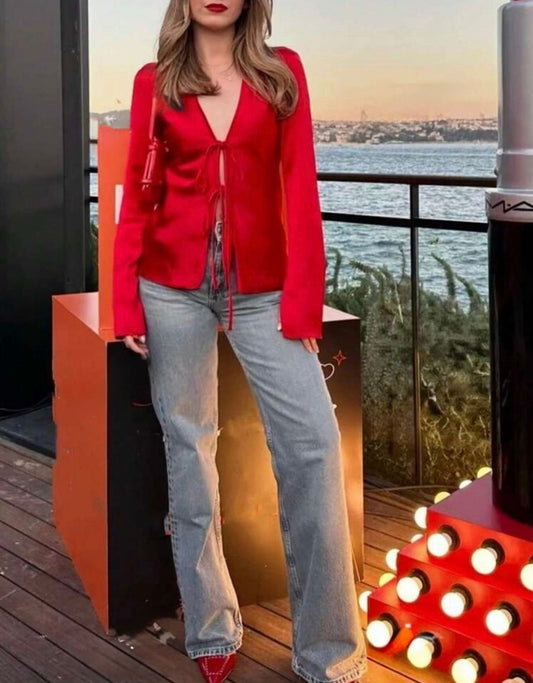 Blusa satinada con lazos
