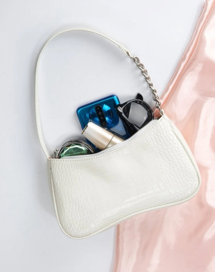 Bolso baguette de solapa y cadena