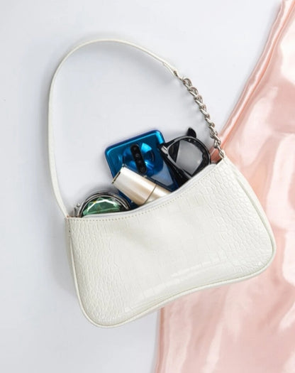 Bolso baguette de solapa y cadena