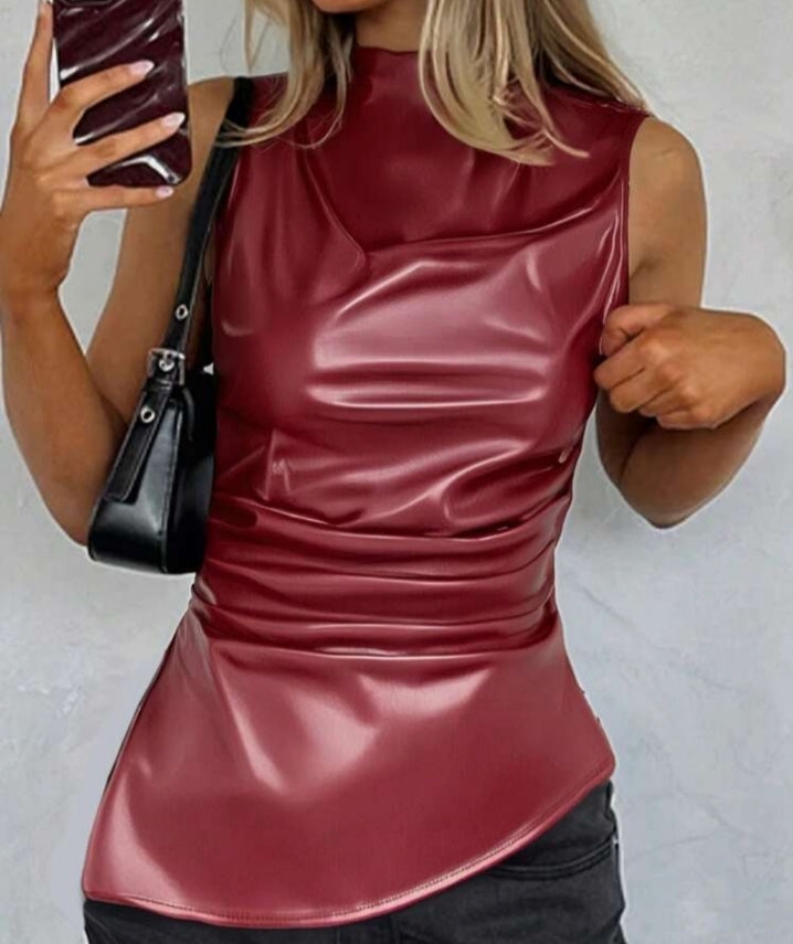 Blusa en cuerina cuello alto