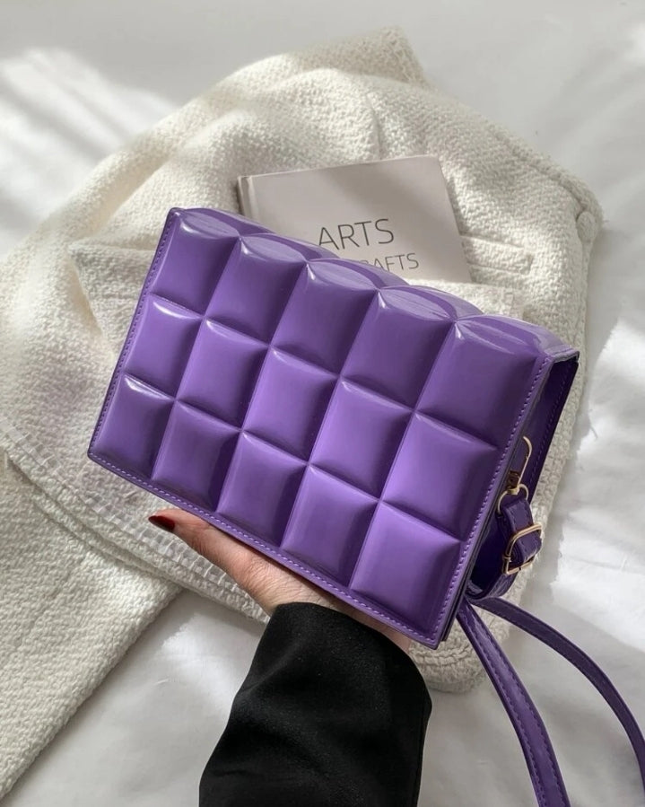 Bolso de cuadros en relieve con solapa